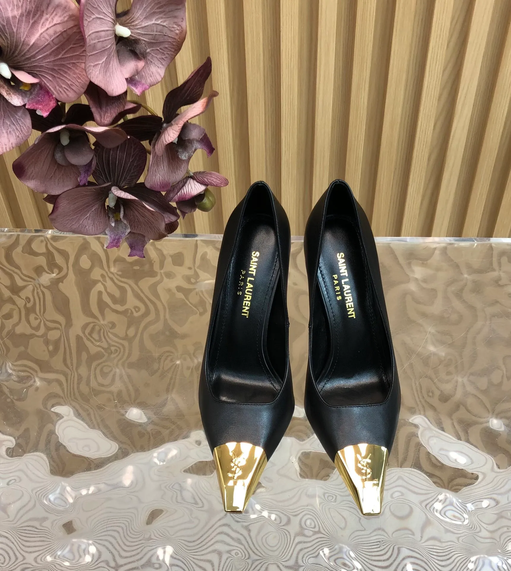 👟👟Ex-factory price 600👟👟 Top quality Saint Laurent/Yves Saint Laurent Lee metal buckle single shoes, YSL sister's beautiful high heels, and the small square toe of the same style as Saint Laurent Rose. The high heels are very good at modifying the foot shape, and the luxurious metal chain. In recent years, SLP has become more and more understanding of women in high heels. It has eliminated the embarrassing design impression of waterproof platform models. YSL's beautiful high heels. Upper: imported patent leather/cowhide. Sole: Genuine leather outsole Heel height approximately: 11cm Size 35-39 (40, 41 customized, non-returnable and non-exchangeable)